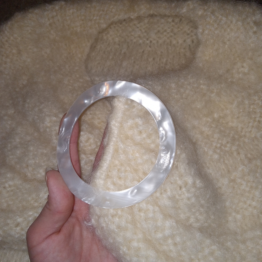 Beautiful Handmade Shawl w/Pearl color Buckle - Picture 8 of 16